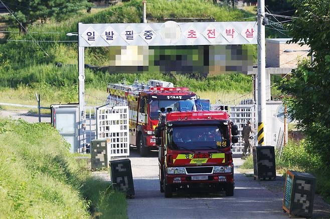 9월10일 경기도 파주시 육군 모 부대에서 훈련 중 폭발 사고가 일어나 소방차가 위병소를 통과하고 있다. ⓒ연합뉴스