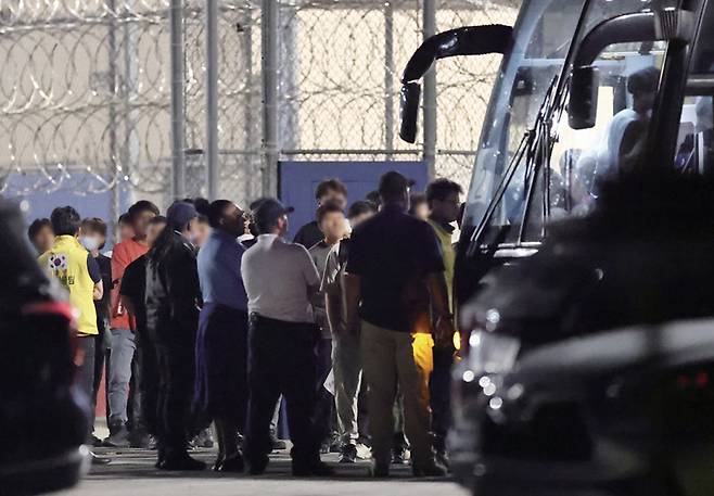 이민 단속으로 체포됐던 현대차-LG엔솔 배터리 공장 건설현장 직원들이 애틀랜타 공항으로 향하기 위해 9월11일(현지시간) 미국 조지아주 포크스턴의 이민세관단속국(ICE) 구금시설을 나서며 버스에 탑승하고 있다. ⓒ연합뉴스