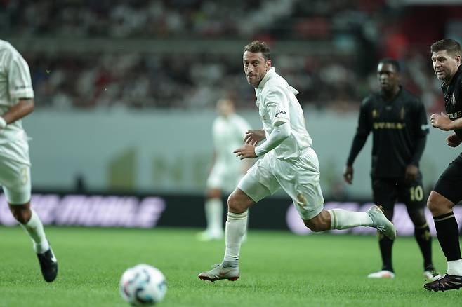 ‘2025 아이콘 매치: 창의 귀환, 반격의 시작’이 14일 서울월드컵경기장을 가득 메우며 성황리에 열렸다. 경기 도중 달리는 실드 유나이티드 클라우디오 마르키시오. 사진제공|넥슨