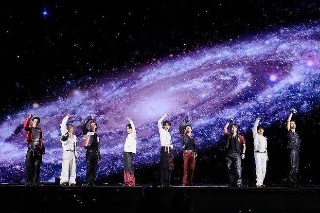 세븐틴은 월드투어 ‘New_’를 기점으로 지난 10년을 닫고, 다음 10년의 여정을 시작한다. 투어의 포문을 연 인천 공연에는 5만4000여명 캐럿이 함께 호흡하며 이를 기념했다. 사진제공 | 플레디스 엔터테인먼트