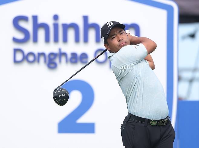 히가 가즈키가 14일 인천 송도의 잭니클라우스 골프클럽 코리아에서 열린 신한동해오픈 최종 라운드 도중 2번 홀에서 티샷을 하고 있다. KPGA 제공