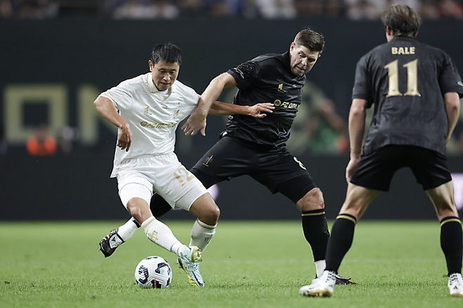 이영표(좌) 스티븐 제라드(우). FA포토