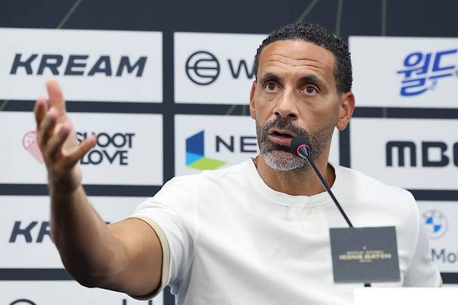 ▲ 리오 퍼디난드가 13일 서울월드컵경기장 기자회견실에서 열린 2025 아이콘매치 미디어데이에서 취재진의 질문에 답하며 미소를 보이고 있다. ⓒ연합뉴스