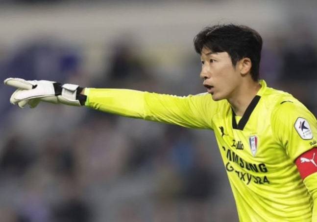 ▲ 후반 추가시간 서울 이랜드의 '폭포수 슈팅'이 쏟아졌다. 이때 수원삼성 주장이자 주전 수문장인 양형모(사진)가 전면에 나섰다. 오스마르, 이주혁에게 골라인 침범을 허락지 않았다. 변성환 감독은 "몸 상태가 정상이 아닌데도 결정적인 슈퍼 세이브를 보여 줬다. 캡틴에게 정말로 감사하다. 팀을 잘 이끌어줬다"며 고마운 마음을 숨기지 않았다. ⓒ 수원삼성 SNS