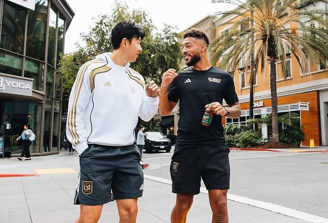 ▲ 체룬돌로 감독은 이 자리에서 "손흥민은 국가대표팀에서나 우리 팀에서나 매우 일관성이 있는 선수다. 빠르고, 깨끗하고, 단단하며, 항상, 정말 항상 위험하다"라며 엄지를 치켜세웠다. 여기에 LAFC 기존 에이스였던 부앙가도 손흥민의 합류 이후 시너지를 내면서 더욱 펄펄 날고 있다. ⓒ LAFC