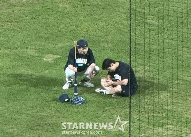 NC 서호철(오른쪽)이 지석훈 코치와 대화를 나누고 있다. /사진=양정웅 기자