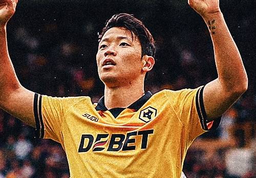 울버햄튼 원더러스 공격수 황희찬(가운데)이 영국 울버햄튼의 몰리뉴 스타디움에서 열린 2025~2026시즌 EPL 3라운드 에버튼과 경기에서 득점 후 세리머니하고 있다. /사진=울버햄튼 원더러스 공식 사회관계망서비스(SNS) 갈무리