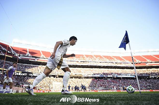 로스앤젤레스(LA)FC 손흥민이 14일(한국시간) 미국 캘리포니아주 샌타클래라의 리바이스 스타디움에서 열린 산호세 어스퀘이크스와의 미국 프로축구 메이저리그사커(MLS) 정규리그 원정 경기에서 코너킥을 차고 있다. /AFPBBNews=뉴스1