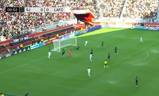 로스앤젤레스(LA)FC 손흥민이 14일(한국시간) 미국 캘리포니아주 샌타클래라의 리바이스 스타디움에서 열린 산호세 어스퀘이크스와의 미국 프로축구 메이저리그사커(MLS) 정규리그 원정 경기에 득점한 순간. 공이 골 라인을 완전히 넘어간 시점 중계화면 시간은 단 52초였다. /사진=중계화면 캡처