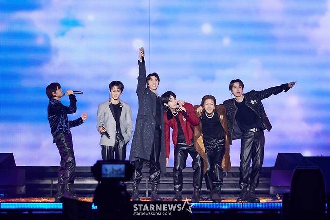그룹 NCT127(엔시티127)이 서울 고척스카이돔에서 개최된 네 번째 단독 콘서트 'NCT 127 4TH TOUR 'NEO CITY - THE MOMENTUM''(엔시티 127 4TH 투어 '네오 시티 - 더 모멘텀')에서 화려한 무대를 선보이고 있다./ 2025.01.19/ 사진제공=SM엔터테인먼트 /사진=김창현 chmt@