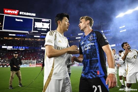 손흥민(왼쪽)이 14일 오전 9시 30분(한국시간) 미국 캘리포니아주 샌타클래라 리바이스 스타디움에서 열린 MLS 정규리그 산호세 어스퀘이크스 원정 경기가 끝난 뒤 상대 선수와 대화하고 있다. /AFPBBNews=뉴스1