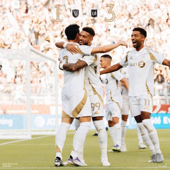 손흥민(왼쪽)과 데니스 부앙가(가운데)가 14일(한국시간) 미국 캘리포니아주 샌타클래라의 리바이스 스타디움에서 열린 산호세 어스퀘이크와의 '2025 미국 메이저리그사커(MLS)' 원정에서 득점 후 기뻐하고 있다. /사진=LA FC 공식 SNS 갈무리