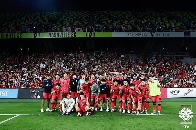 손흥민 등 대한민국 축구 국가대표팀 선수들이 지난 10일 멕시코와의 미국 원정 평가전을 마친 뒤 팬들과 기념 사진을 촬영하고 있다. /사진=대한축구협회 제공