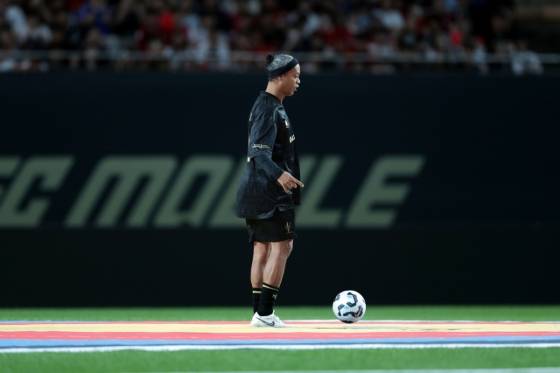 후나우지뉴가 지난 13일 오후 7시 30분 서울월드컵경기장에서 열린  '2025 아이콘 매치: 창의 귀환, 반격의 시작' 이벤트 매치에서 볼을 컨트롤하고 있다. /사진=넥슨 제공