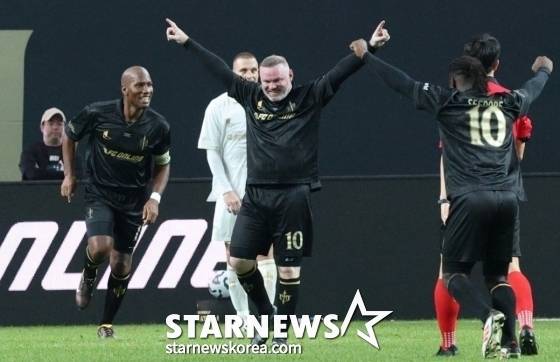 선제골을 넣고 기뻐하는 웨인 루니(가운데). /사진=김진경 대기자