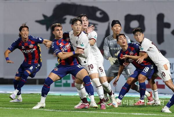 수원FC와 광주FC 선수들이 문전에서 몸싸움 하는 모습.