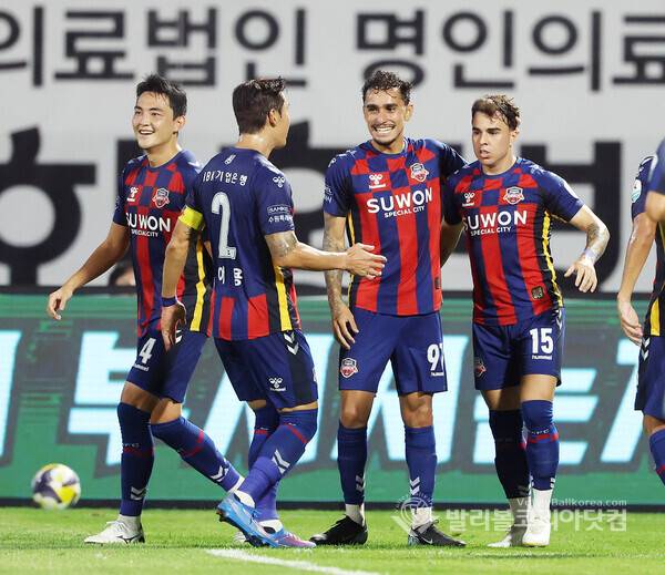 수원FC, 선수들이 골을 성공시키고 기뻐하는 모습.