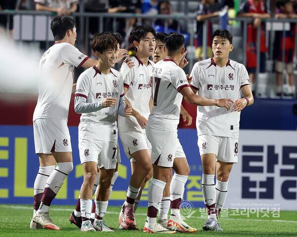 광주FC 선수들이 골을 성공시키고 기뻐하는 모습.