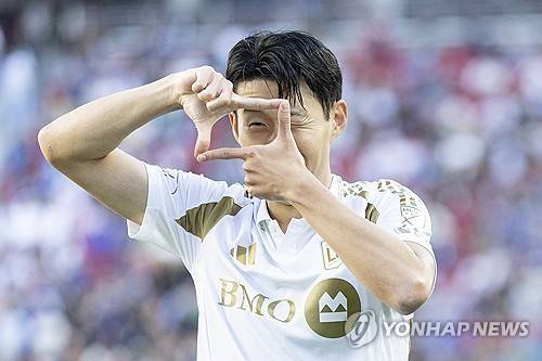 손흥민이 14일(한국시간) 미국 캘리포니아주 산타클라라에 있는 리바이스 스타디움에서 열린 산호세 어스퀘이크스와 LAFC의 2025시즌 미국 메이저리그사커(MLS) 원정 경기에 선발 출장해 1분도 채 되지 않아 선제 골을 터뜨리며 팀의 4-2 승리를 이끌었다.&nbsp;연합뉴스
