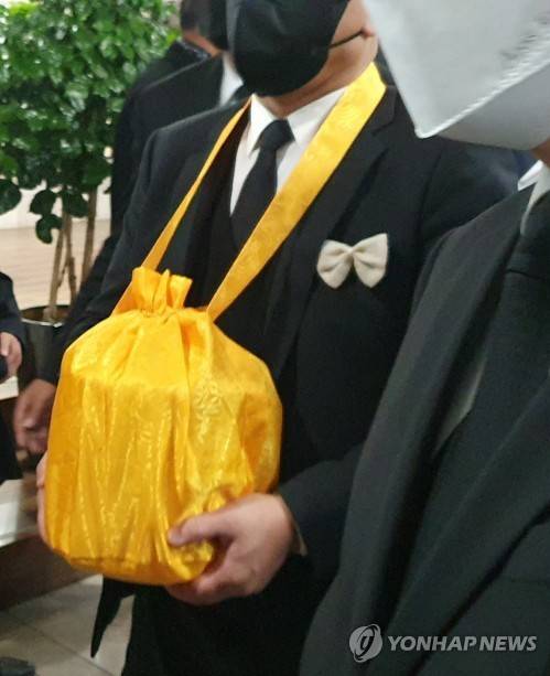 2021년 11월 27일 서울 서초구 서울추모공원에서 화장을 마친 전두환 전 대통령 유해가 연희동 자택으로 옮겨지고 있다. [연합뉴스 자료사진]