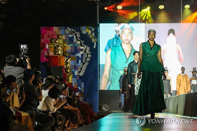 제8회 서울아프리카페스티벌 '아프리카 패션쇼' (서울=연합뉴스) 임화영 기자 = 13일 서울 중구 동대문디자인플라자(DDP)에서 '제8회 서울아프리카페스티벌'의 아프리카 패션쇼가 진행되고 있다. 2025.9.14 hwayoung7@yna.co.kr