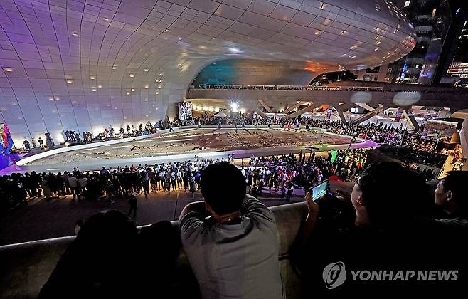 DDP 가득 메운 아프리카 패션쇼 (서울=연합뉴스) 임화영 기자 = 13일 서울 중구 동대문디자인플라자(DDP)에서 '제8회 서울아프리카페스티벌'의 아프리카 패션쇼가 진행되고 있다. 2025.9.14 hwayoung7@yna.co.kr