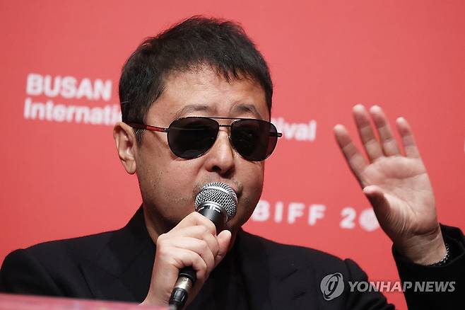 지아장커 감독이 말하는 AI 촬영기술 (부산=연합뉴스) 진연수 기자 = 지아장커 감독이 5일 오후 부산 해운대구 신세계백화점 센텀시티점 문화홀에서 열린 제29회 부산국제영화제(BIFF) 갈라 프레젠테이션 '풍류일대' 기자회견에서 질문에 답하고 있다. 2024.10.5 jin90@yna.co.kr