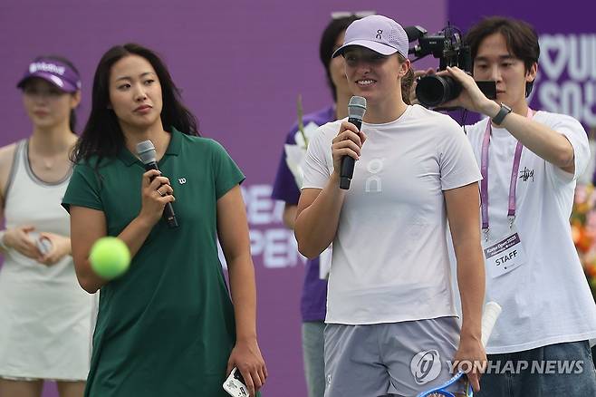 이가 시비옹테크 '스윙을 해보세요' (서울=연합뉴스) 류효림 기자 = 올해 윔블던 테니스 우승을 차지한 이가 시비옹테크가 14일 서울 송파구 올림픽공원 테니스코트에서 열린 이가 시비옹테크 원포인트 클리닉에서 테니스 수업을 하고 있다. 2025.9.14 ryousanta@yna.co.kr