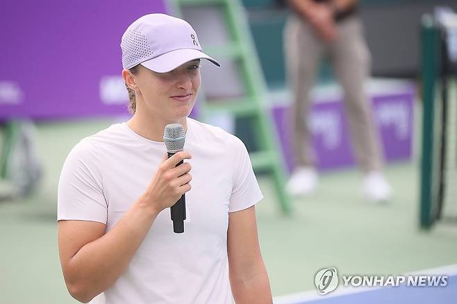 이가 시비옹테크 '이건 첫 번째 레슨' (서울=연합뉴스) 류효림 기자 = 올해 윔블던 테니스 우승을 차지한 이가 시비옹테크가 14일 서울 송파구 올림픽공원 테니스코트에서 열린 이가 시비옹테크 원포인트 클리닉에서 인사말을 하고 있다. 2025.9.14 ryousanta@yna.co.kr