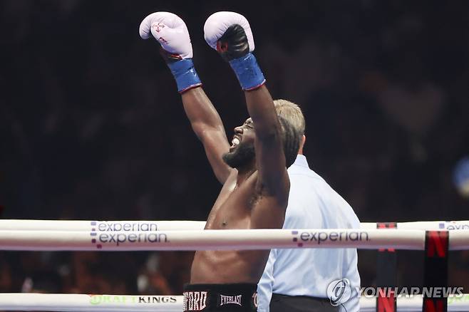 승리 후 손을 번쩍 든 크로퍼드 [EPA=연합뉴스]