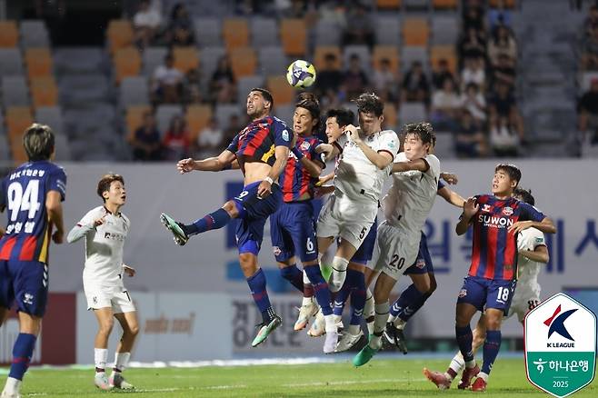 공중볼 경합하는 수원FC·광주FC 선수들 [한국프로축구연맹 제공. 재판매 및 DB 금지]