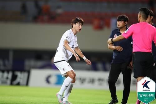 퇴장 판정에 항의하는 제주의 유인수 [한국프로축구연맹 제공. 재판매 및 DB 금지]
