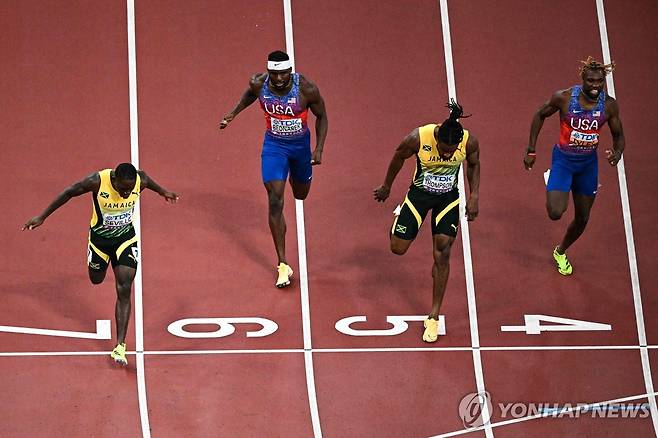 세빌, 도쿄 세계육상선수권 남자 100m 우승 (도쿄 AFP=연합뉴스) 세빌(왼쪽)이 14일(한국시간) 일본 도쿄 국립경기장에서 열린 2025 도쿄 세계육상선수권 남자 100m 결선에서 우승한 뒤, 포효하고 있다.