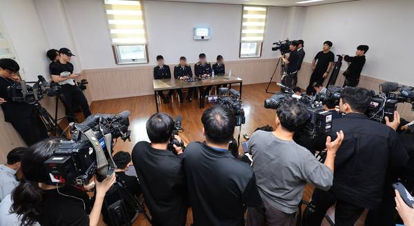 갯벌에 고립된 노인을 혼자 구하려다 숨진 고(故) 이재석 경사 팀원들인 인천해양경찰서 영흥파출소 직원들이 15일 오전 이 경사 발인을 앞두고 인천 동구의 한 장례식장에서 기자회견을 하고 있다. 2025.9.15 /연합뉴스