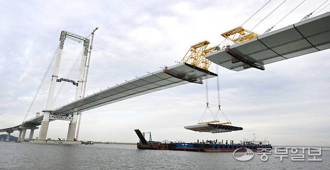 지난 12일 인천시 서구 청라국제도시와 중구 영종도를 잇는 제3연륙교 사장교 구간에서 대형 크레인이 마지막 상판을 들어 올려 주탑과 연결하는 작업이 진행되고 있다.이날 최종 연결은 수개월간 이어진 정밀 시공 끝에 이뤄진 것으로, 제3연륙교가 본격적인 완성 단계에 접어들었음을 알리는 상징적인 순간이 됐다.정선식기자