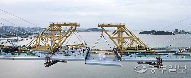 지난 12일 인천시 서구 청라국제도시와 중구 영종도를 잇는 제3연륙교 사장교 구간에서 대형 크레인이 마지막 상판을 들어 올려 주탑과 연결하는 작업이 진행되고 있다.이날 최종 연결은 수개월간 이어진 정밀 시공 끝에 이뤄진 것으로, 제3연륙교가 본격적인 완성 단계에 접어들었음을 알리는 상징적인 순간이 됐다.정선식기자