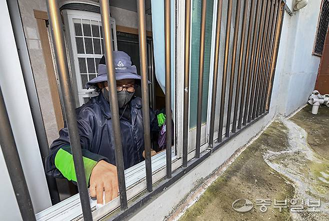 고령층들이 금전적 부담으로 반지하와 쪽방촌 등 취약한 주거환경으로 내몰리고 있는 가운데 15일 오전 수원시 권선구 소재 반지하촌에서 주민이 창틀에 고인 물을 닦고 있다. 임채운기자