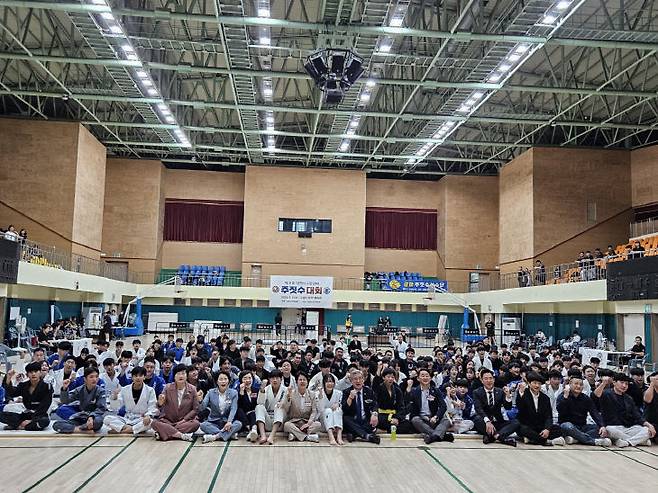 제9회 대전 서구청장배 주짓수대회 참가자들이 9월 14일 기념 촬영을 하고 있다.(사진=대전서구체육회 제공)