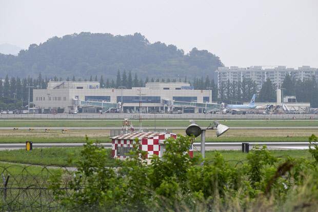 광주시 광산구 신촌동 광주공항에서 지난 6월 25일 여객기들이 대기하고 있다. 광주공항은 민간항공기가 전투기 활주로를 공동으로 사용하는 민군공항이다. <광주일보 자료사진>