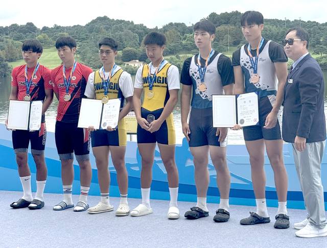 K-water 사장배 물사랑 전국조정대회 시상대에 오른 전북체중고 조정부 선수들. /사진제공=전북체중고