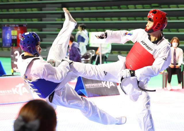 전국체육대회에서 전북 선수의 발차기에 상대 선수가 넘어지고 있다./전북일보 자료사진