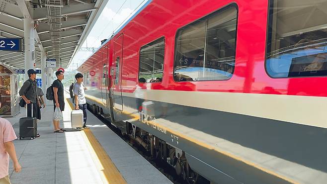 삼척역에 정차한 동해선 ITX-마음에 승객들이 탑승을 준비하고 있다.