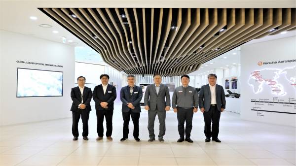 장금용(오른쪽 세 번째) 창원특례시장 권한대행이 지난달 26일 K-방산의 주역 회사인 한화에어로스페이스를 방문해 회사 관계자와 함께 기념촬영을 하고 있다. / 한화에어로스페이스
