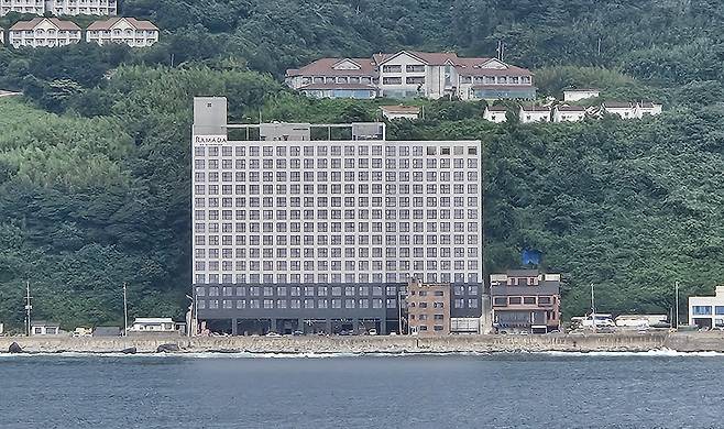 울릉크루즈 여객선에서 바라본 준공을 앞둔 호텔라마다 울릉 전경. /김두한 기자