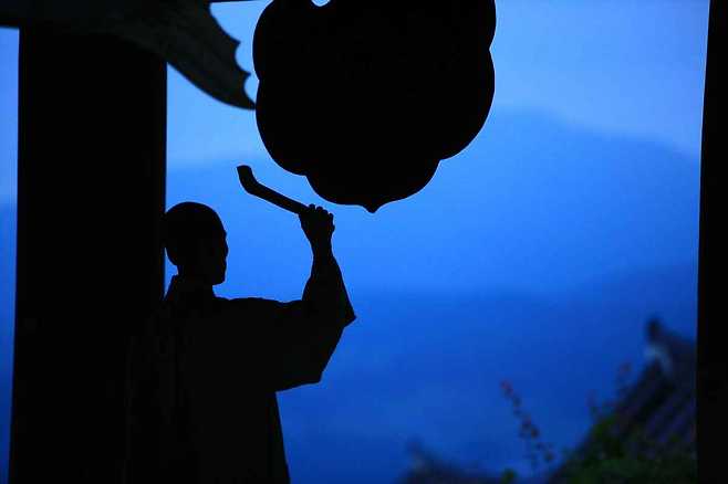 부석사는 소백산맥이 감싸는 절묘한 위치에 있어서 더 아름답다.