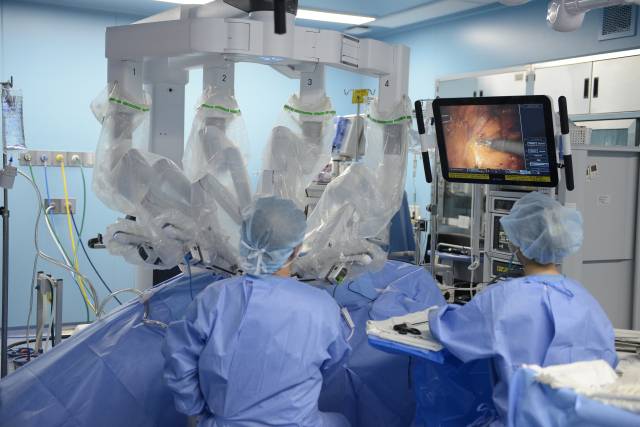 동아대병원은 지난 2007년 비수도권 최초로 다빈치 로봇수술 시스템을 도입해 현재까지 3천례 이상의 수술 실적을 기록하고 있다. 동아대병원 제공