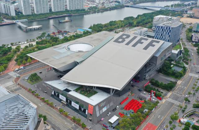 올해 30회째를 맞은 부산국제영화제가 경쟁 부문을 도입하는 등 새로운 항해를 시작한다. 영화제 개막을 이틀 앞둔 15일 해운대구 영화의전당 전경. 정종회 기자 jjh@