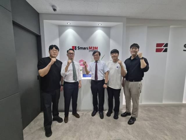 스마트엠투엠 김호원(가운데) 대표와 직원들이 파이팅을 외치고 있다. 스마트엠투엠 제공