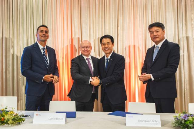 보흐단 즈로네크(왼쪽부터) CEZ 원자력 본부장, 다니엘 베네시 CEZ CEO, 손승우 두산에너빌리티 파워서비스 BG장, 임영기 두산스코다파워 법인장이 지난 10일(현지 시간) 체코 프라하 CEZ 본사에서 테멜린 원전 1·2호기 발전기 교체 사업 계약 체결식 후 기념촬영을 하고 있다./두산에너빌리티/