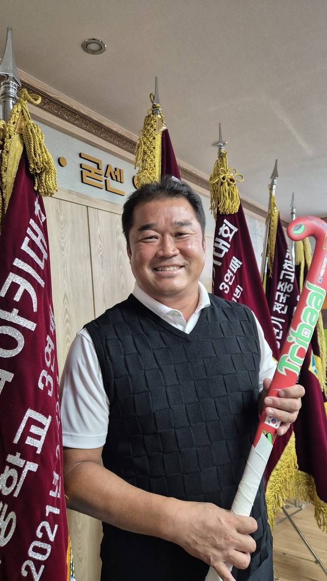 최근 7년 간 전국대회 우승 31회, 준우승 4회란 경이로운 기록을 세운 성주여중 하키팀 전홍권 감독. 이홍섭 기자